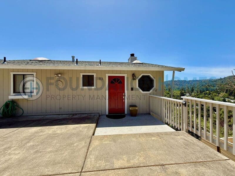 Fairfax House: 93 Live Oak Ave