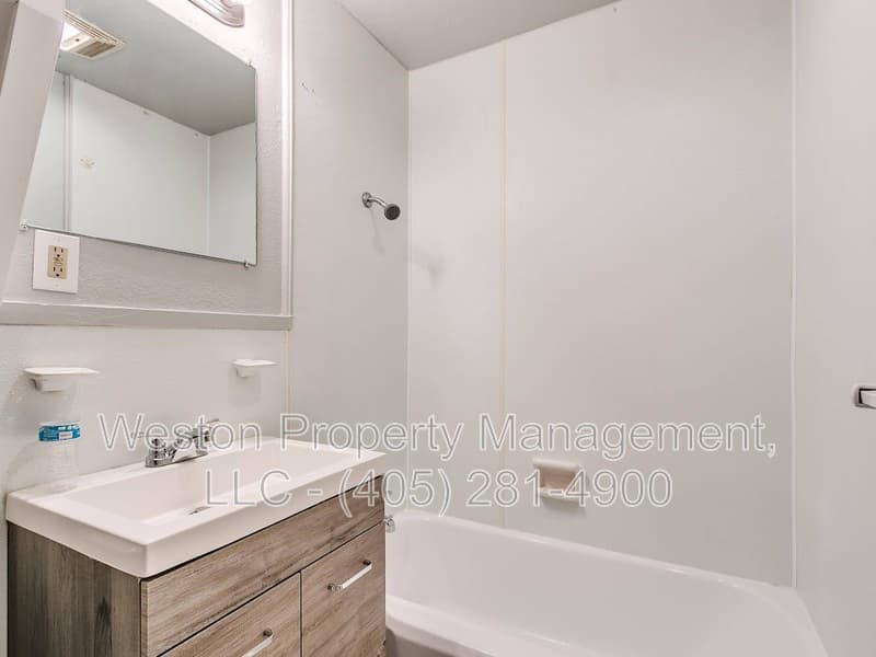 Midwest City House: 109 East Myrtle Drive