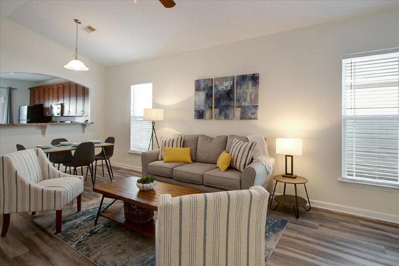 Savannah House: 11 Summer Lake Way
