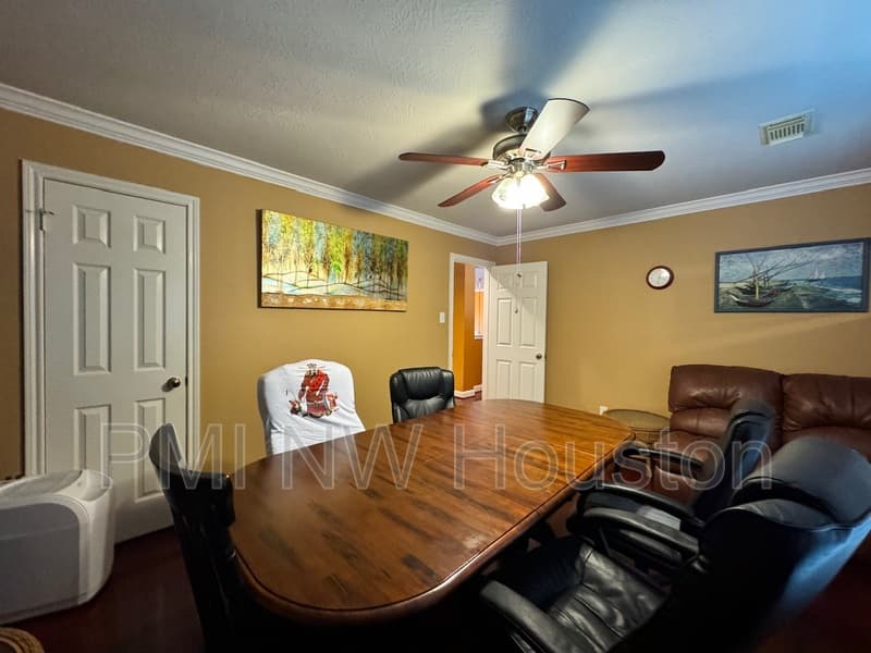 Houston House: 9303 Bent Spur Ln