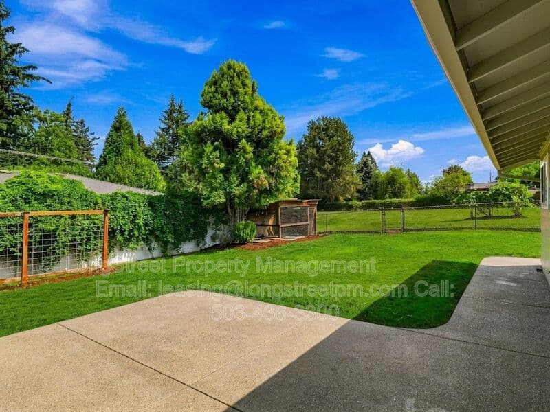 Beavercreek House: 22032 S Dans Ave