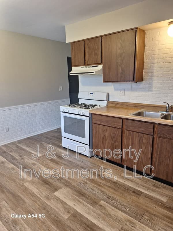 Twin Lakes House: 2349 Anna Avenue