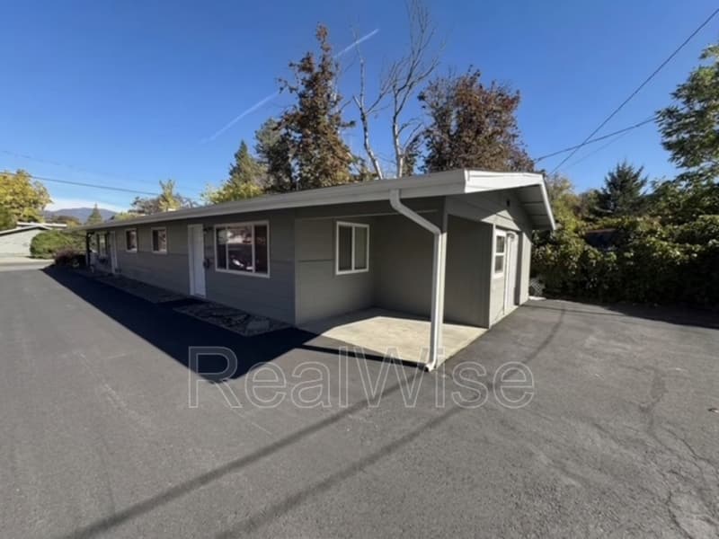 Grants Pass House: 717 SW Bridge St