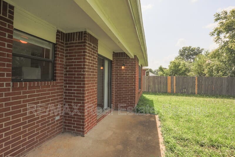 Rogers Condo: 2223 W Roselawn St