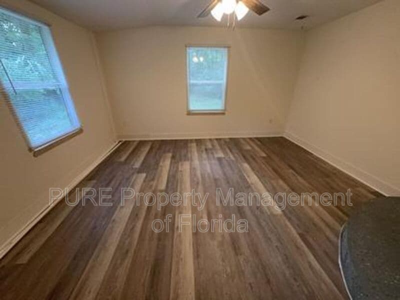 Ocala House: 595 NW 100th St