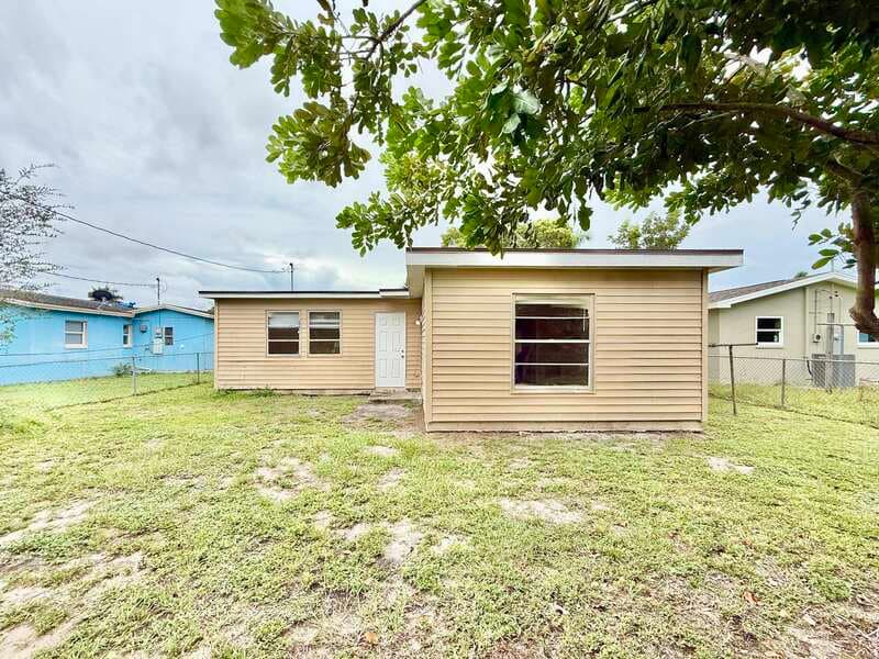 Fort Myers House: 2985 Saint Charles Street