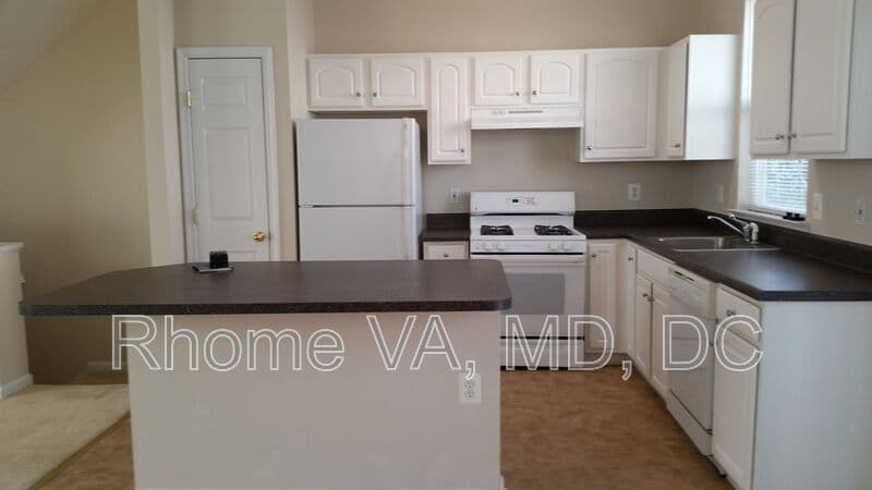 Ashburn Townhome: 21792 Dragon's Green Square