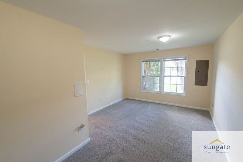 Rosedale Townhome: 11 Hallsdale Ct