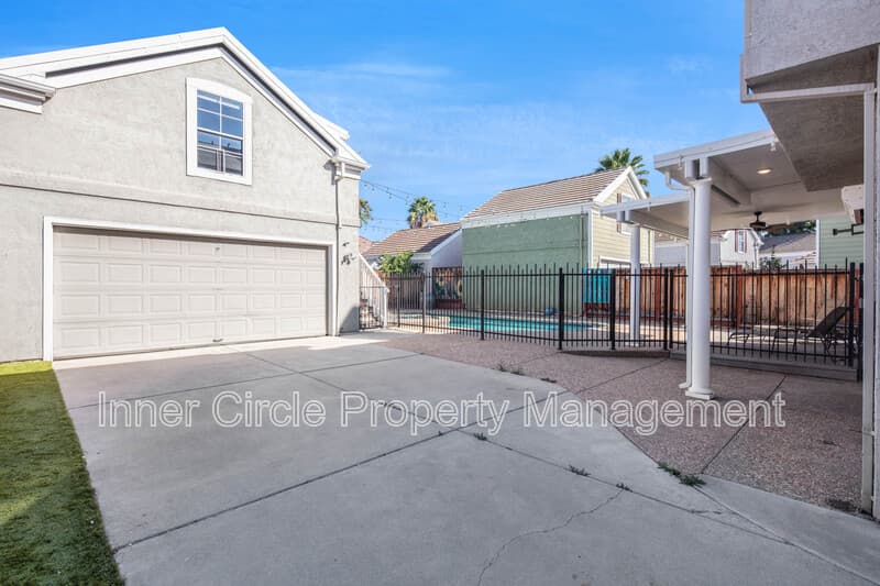 Brentwood House: 342 Chaucer Drive
