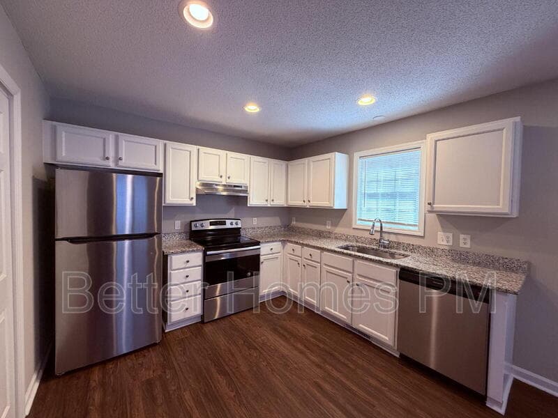 Knightdale House: 5716 Woof Place