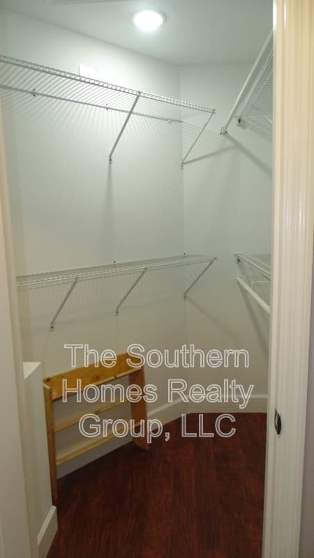 Athens House: 605 Guille Street