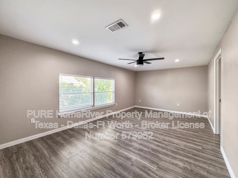 Dallas House: 1124 E 11th St