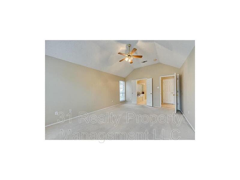 Arlington House: 214 E Lynn Creek Dr