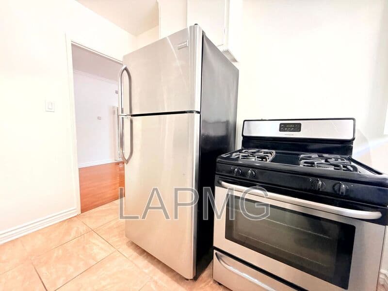 Los Angeles House: 4948 Rosewood Avenue