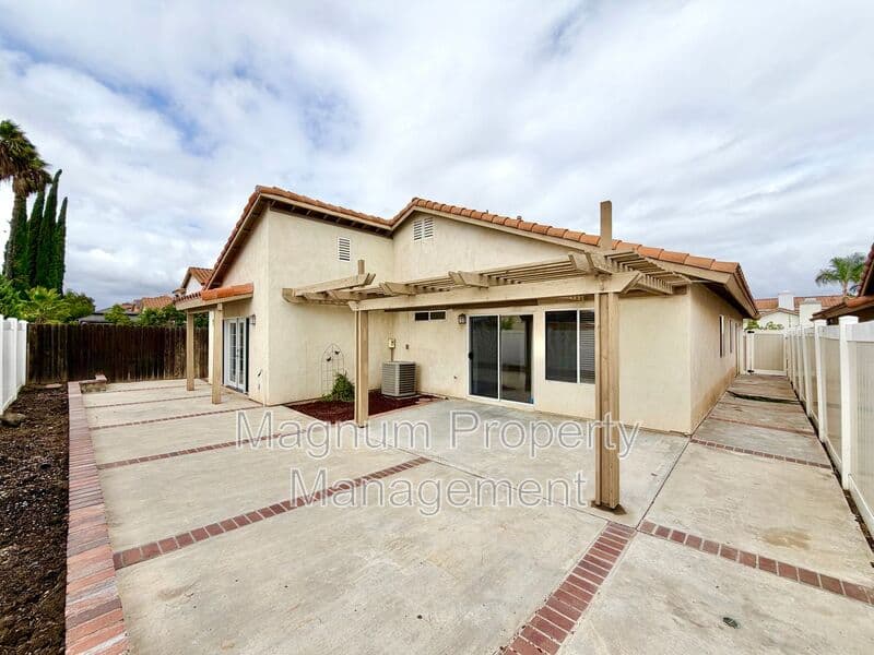 Murrieta House: 25167 Parkcrest Dr