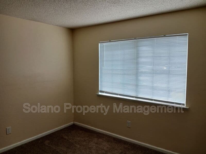 Vallejo House: 400 Mokelumne Drive