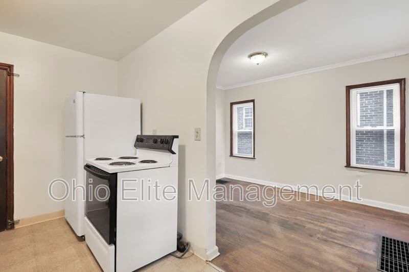 Columbus House: 53 S Burgess Ave