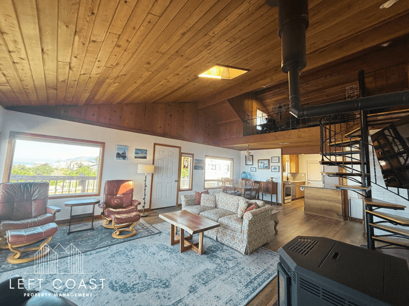 Lincoln City House: 1033 Northwest Inlet Avenue