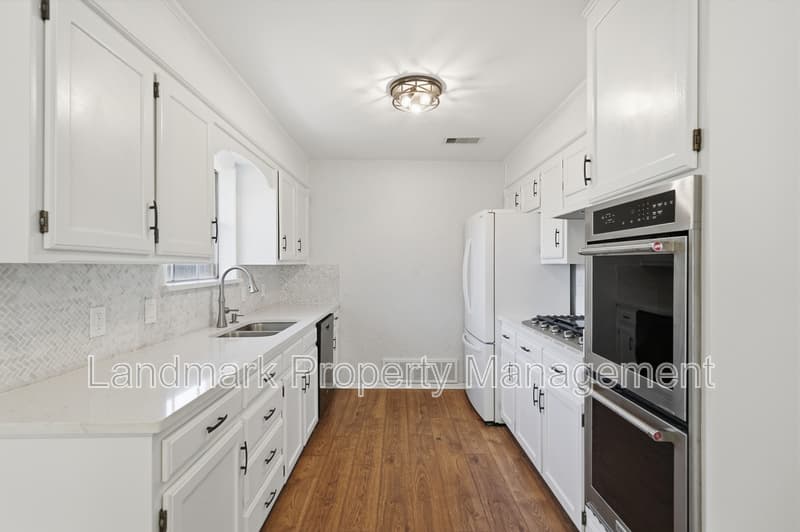 Arlington House: 5917 Pleasant Hill Drive