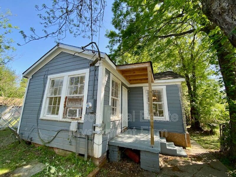 Shreveport House: 3136 Blanchard Road