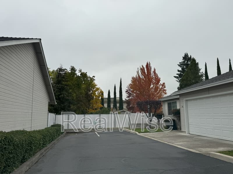 Medford Townhome: 1221 Skeeters Ln