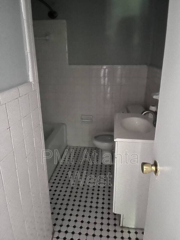 Atlanta House: 165 Hidden Brook Court