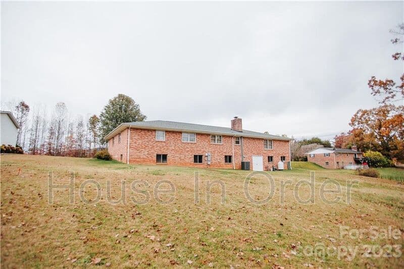 Marion House: 219 Ridge Rd
