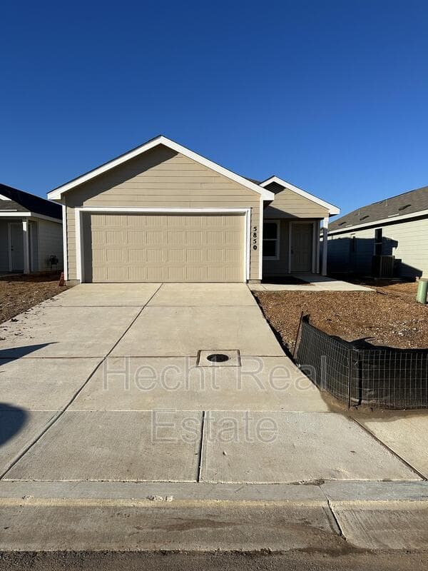 Seguin House: 5850 Coahuila