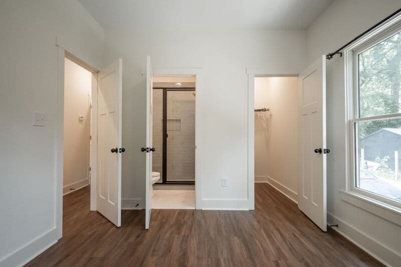 Athens House: 382 N Chase St