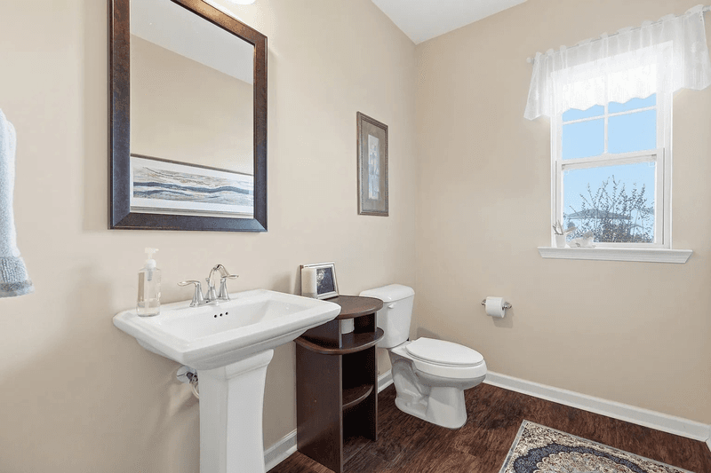 Savannah House: 225 Willow Point Cir
