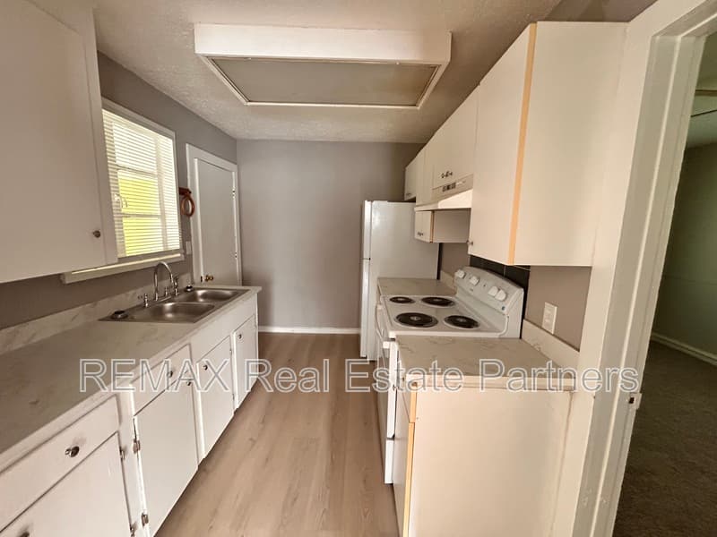 Petal House: 201 Rosewood Dr