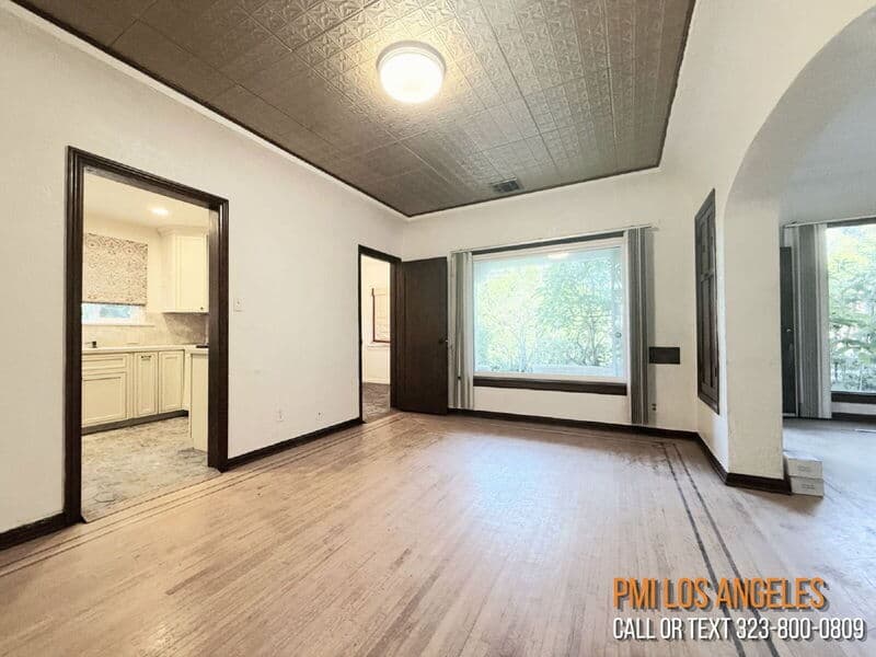 Los Angeles House: 7001 2nd Avenue