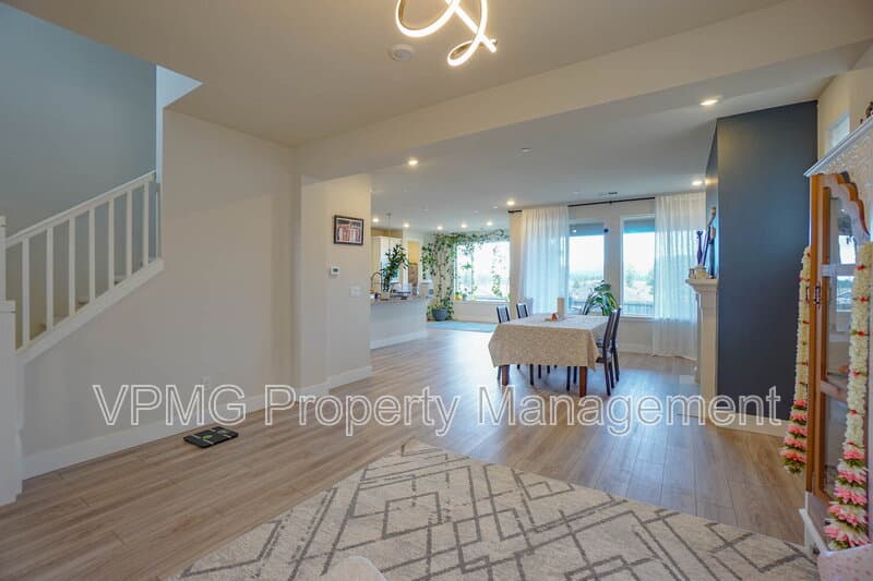 Washougal House: 359 W Koa St