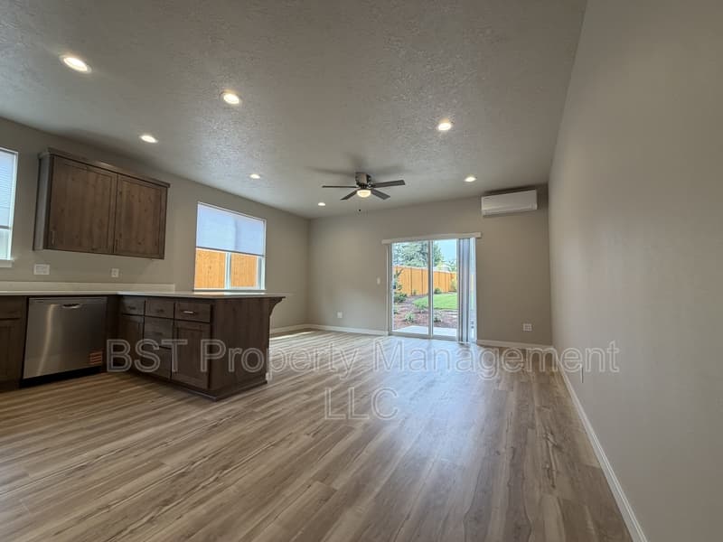 Keizer Townhome: 4035 Filbert St NE, Keizer, OR 97303