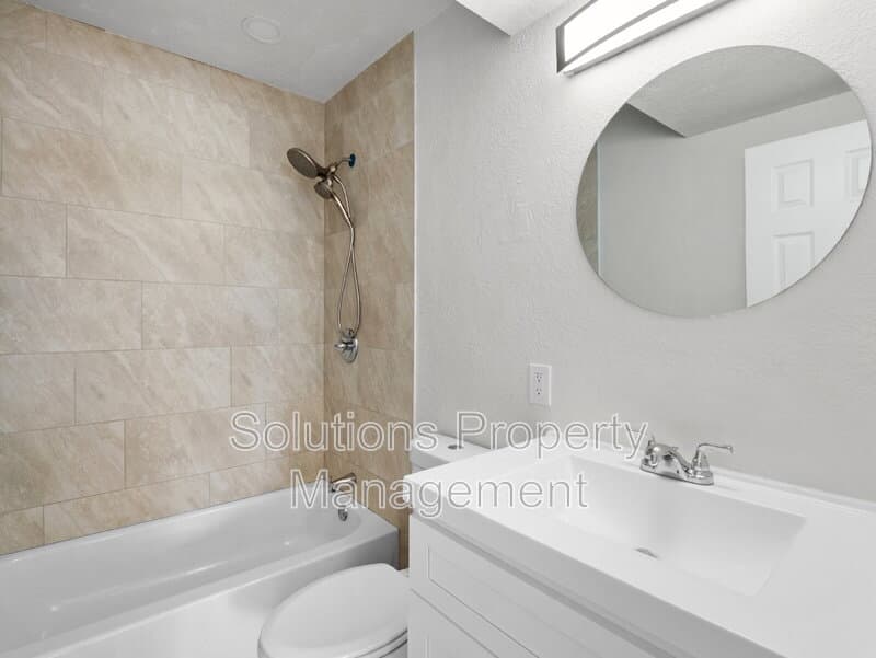Melbourne House: 1382 Lakewood Drive