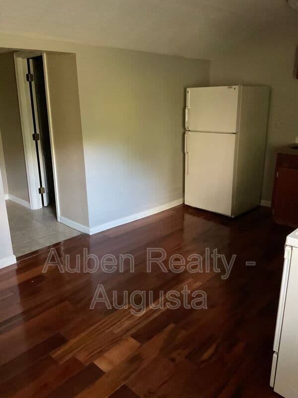 Aiken House: 225 Hudson Road