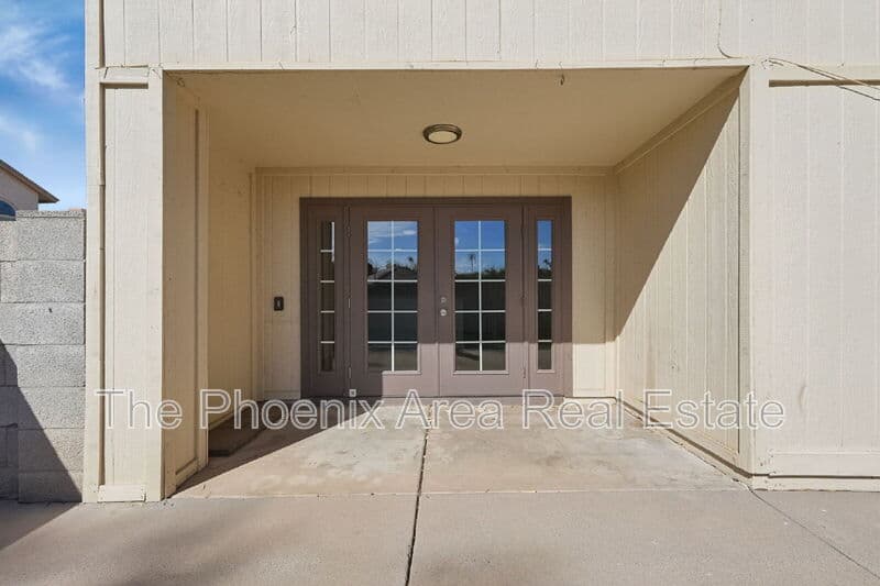 Chandler House: 1115 W Estrella Dr