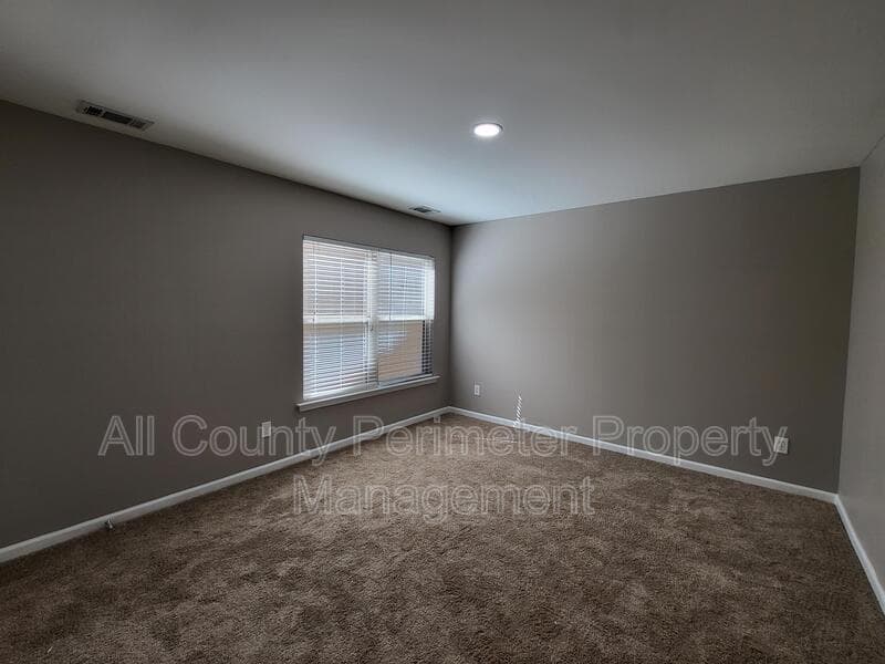 Acworth House: 915 Silver Lake Dr