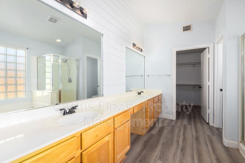 Glendale House: 21295 N 69th Ave