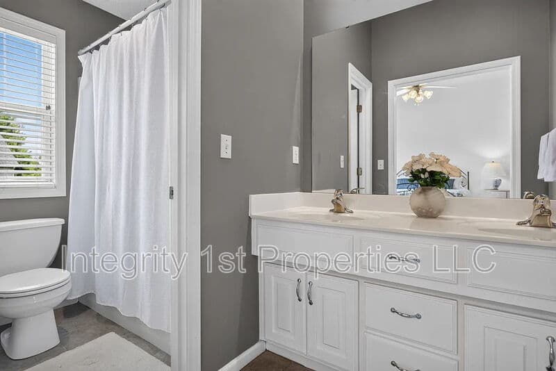 Olathe House: 16222 W 157th Ter