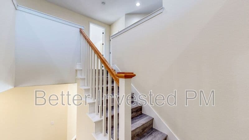 Santa Rosa House: 1363 Gordon Ln