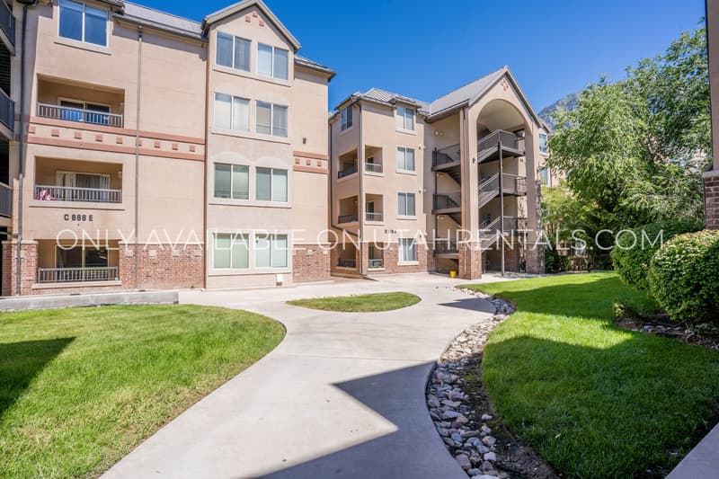 Provo House: 866 E 700 N