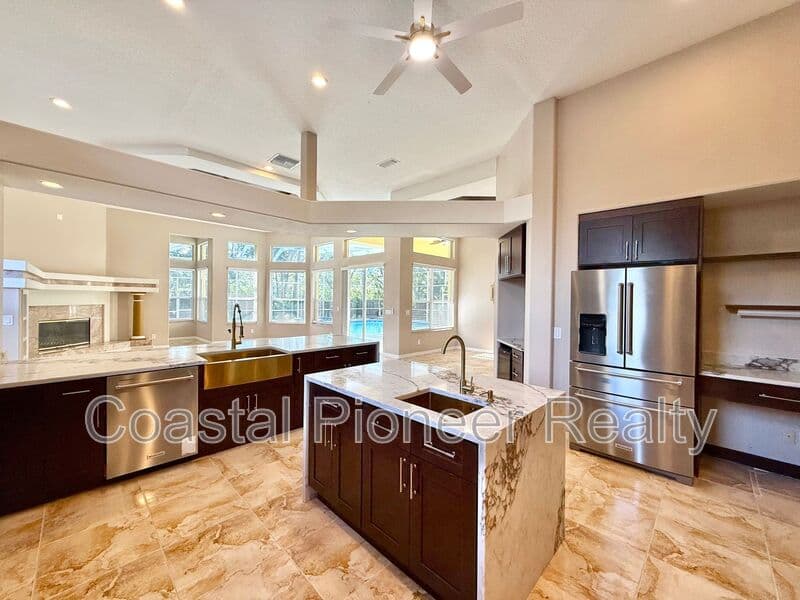 Largo House: 10334 Longwood Dr