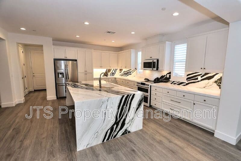 Fair Oaks House: 4988 Amina Fair Way