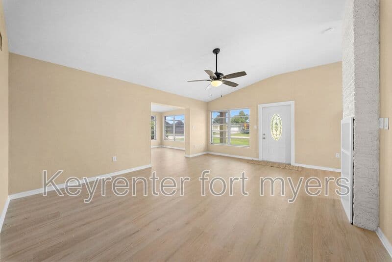 North Fort Myers House: 275 Lakeview Dr