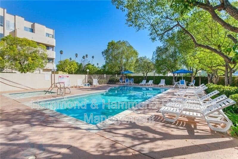 Reseda Condo: 19350 Sherman Way