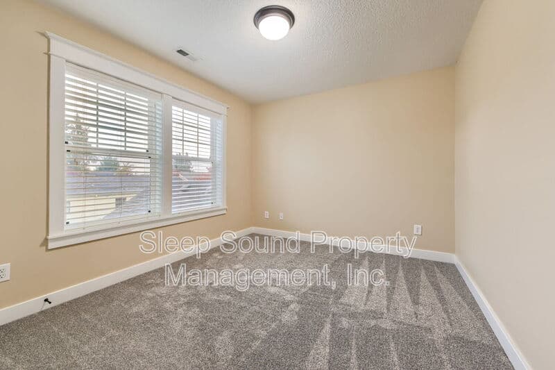 Portland House: 857 N Winchell St
