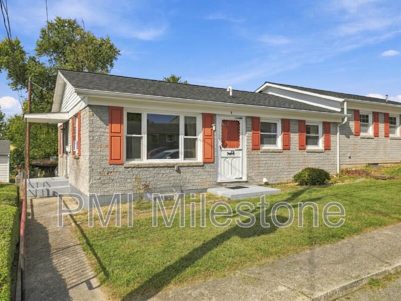 Boonsboro House: 103 Young Ave