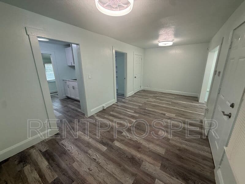 Deland House: 716 W Mansfield St