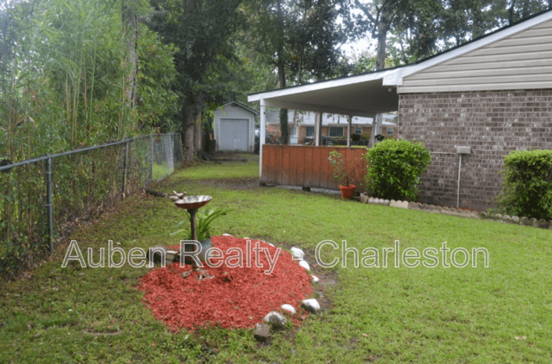 Charleston House: 1992 Beechnut St